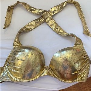 Victoria’s Secret bombshell swim top